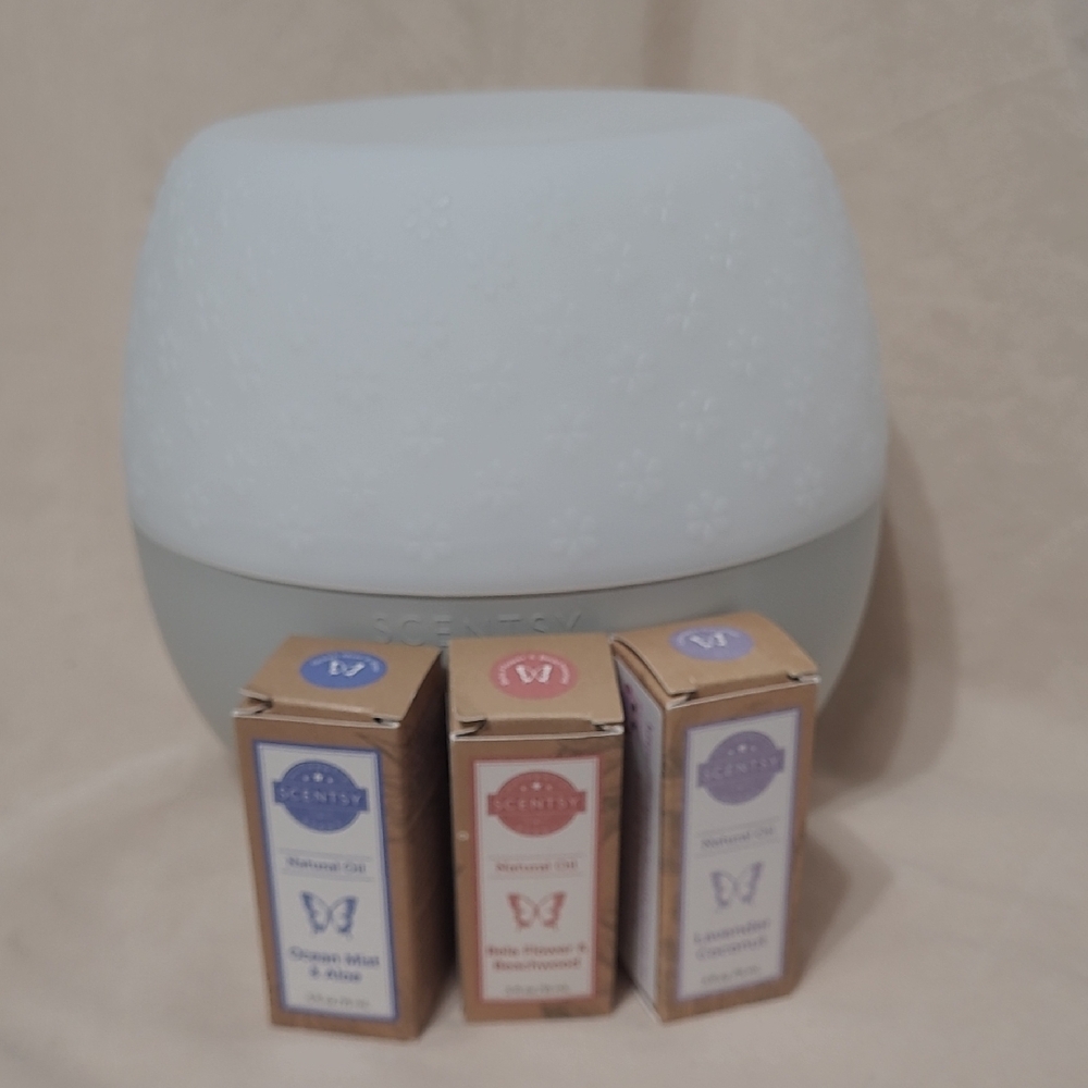 Scentsy White Diffuser with Essential Oils Set